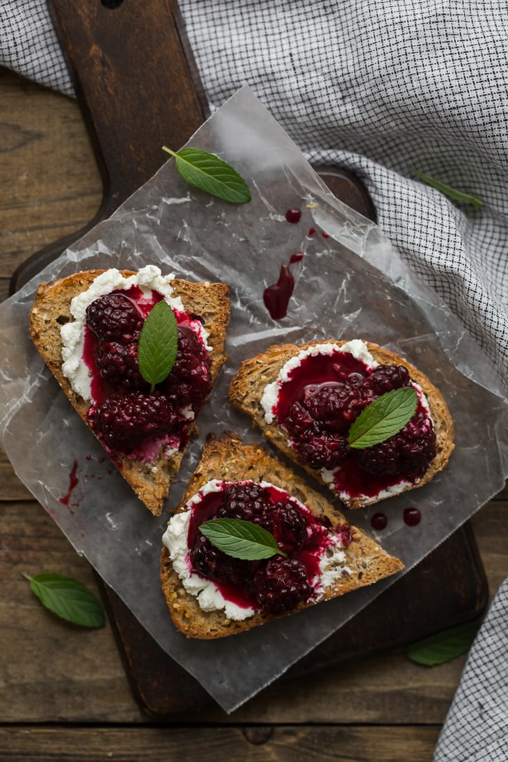 Blackberry Goat Cheese Crostini | @naturallyella