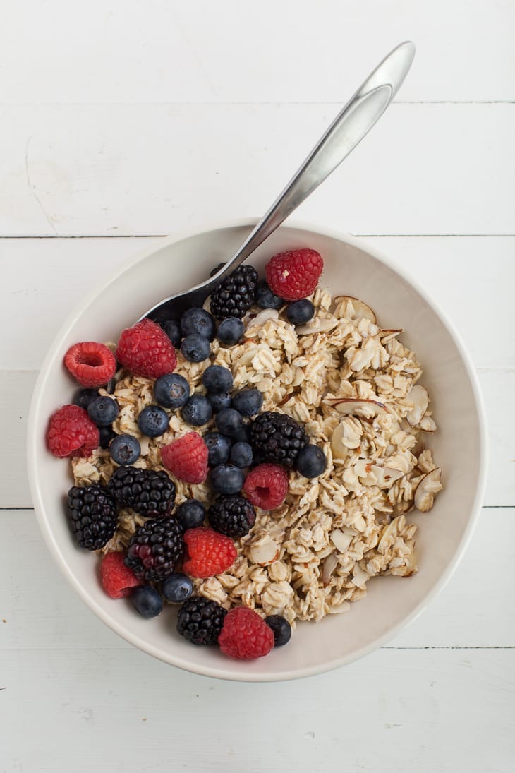 Mixed Berry Overnight Oats | @naturallyella