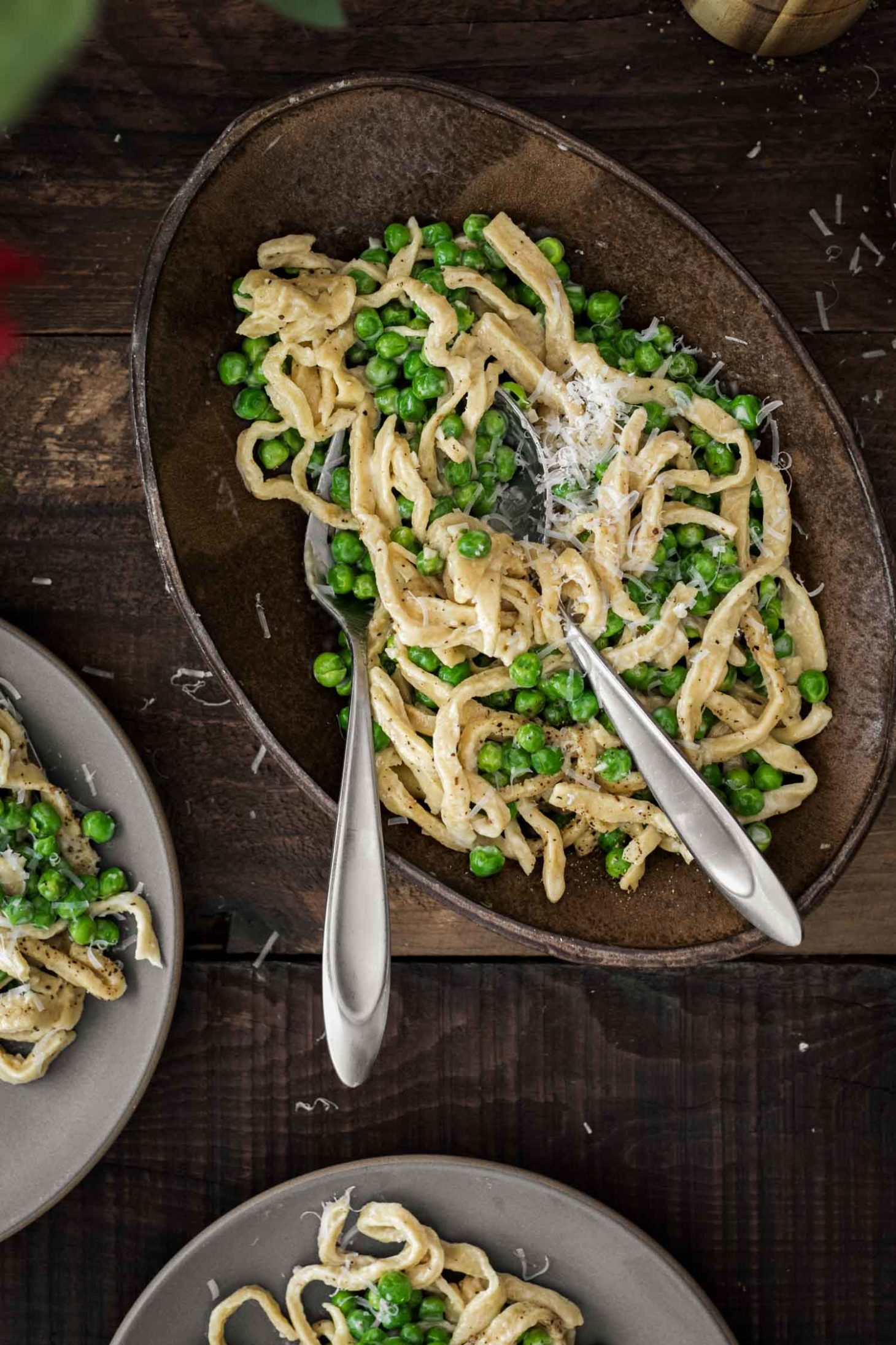 Garlicky Pea Pasta with Cream Sauce